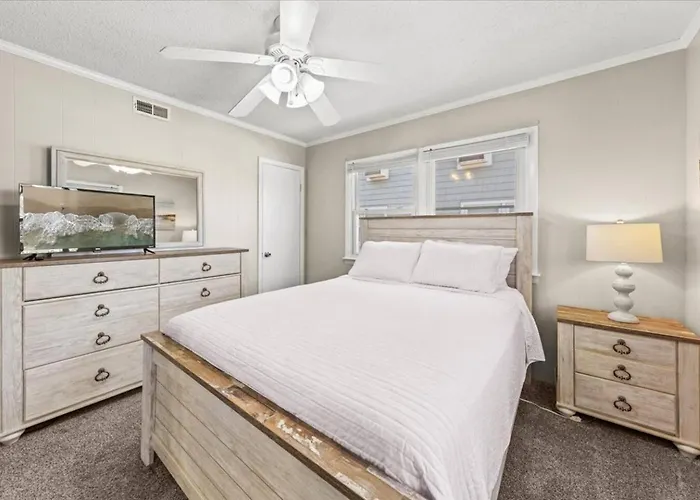 Steps To 3br W Deck & Parking Holiday home