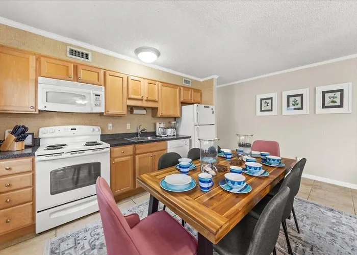 Holiday home Steps To 3br W Deck & Parking *
