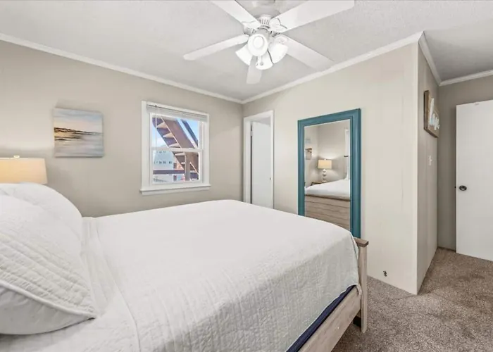 Steps To 3br W Deck & Parking Holiday home