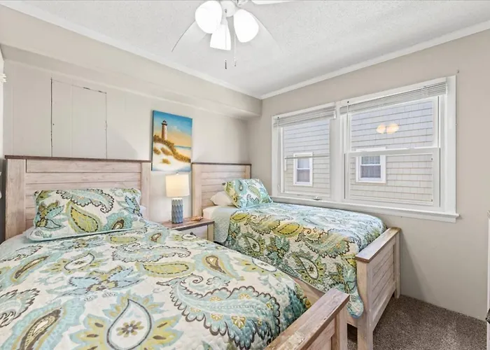 Steps To 3br W Deck & Parking Holiday home