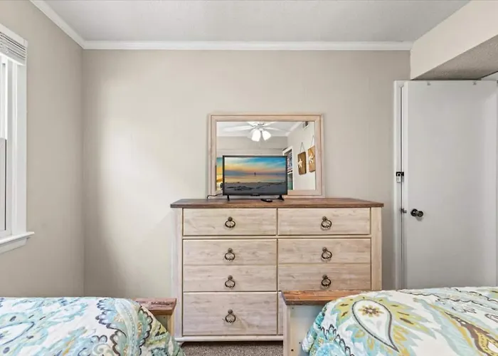 Steps To 3br W Deck & Parking Holiday home