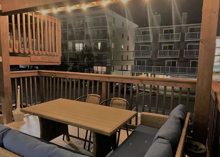 Steps To 3br W Deck & Parking