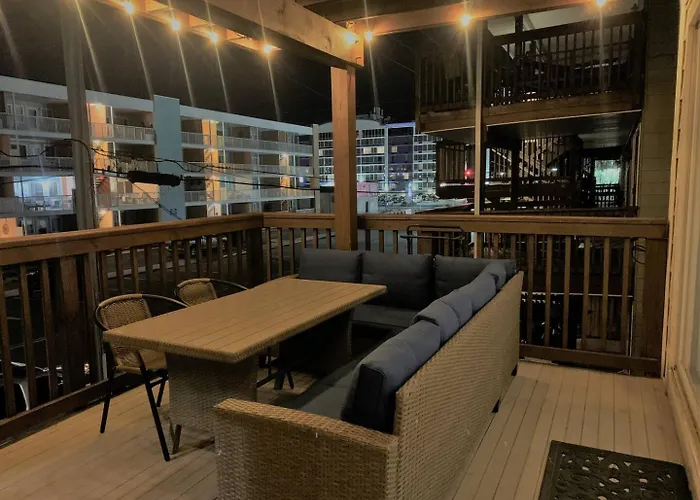 Holiday home Steps To 3br W Deck & Parking *